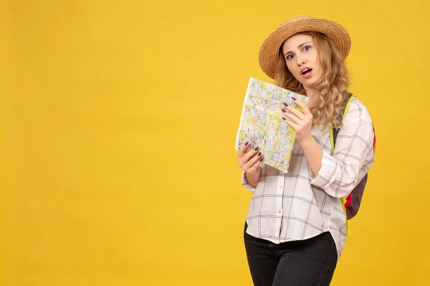 Draufsicht auf ein verwirrtes, reisendes Mädchen, das ihren Hut und ihren Rucksack trägt und eine Karte hält, vor gelbem Hintergrund.
