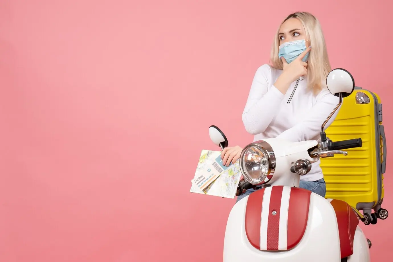 Vorderansicht einer jungen Frau auf einem Moped mit gelbem Koffer, die eine Karte und ein Ticket hält und eine Hand ans Kinn legt.