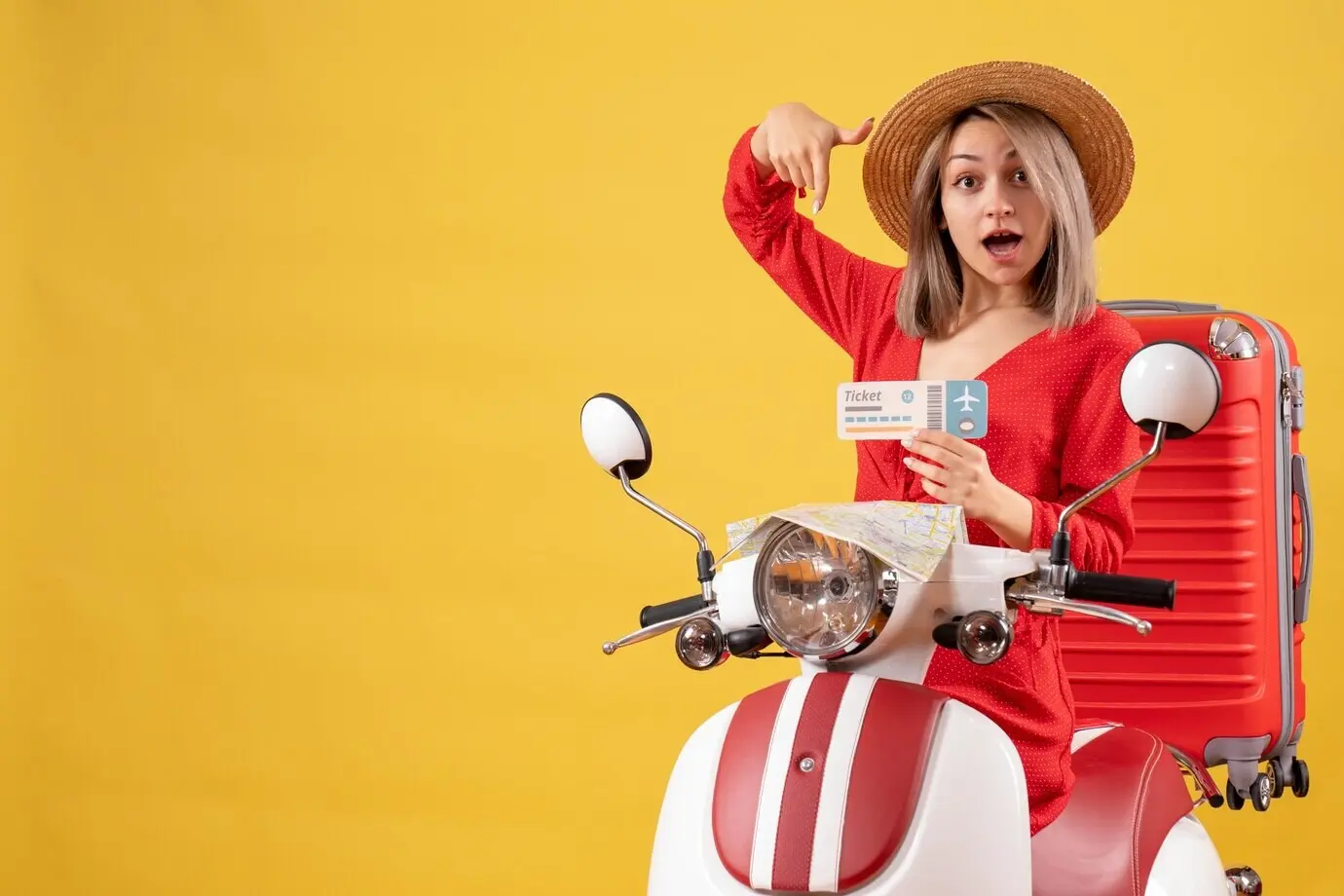 Eine verwunderte junge Frau in einem roten Kleid hält ein Ticket und zeigt auf ihr Moped.