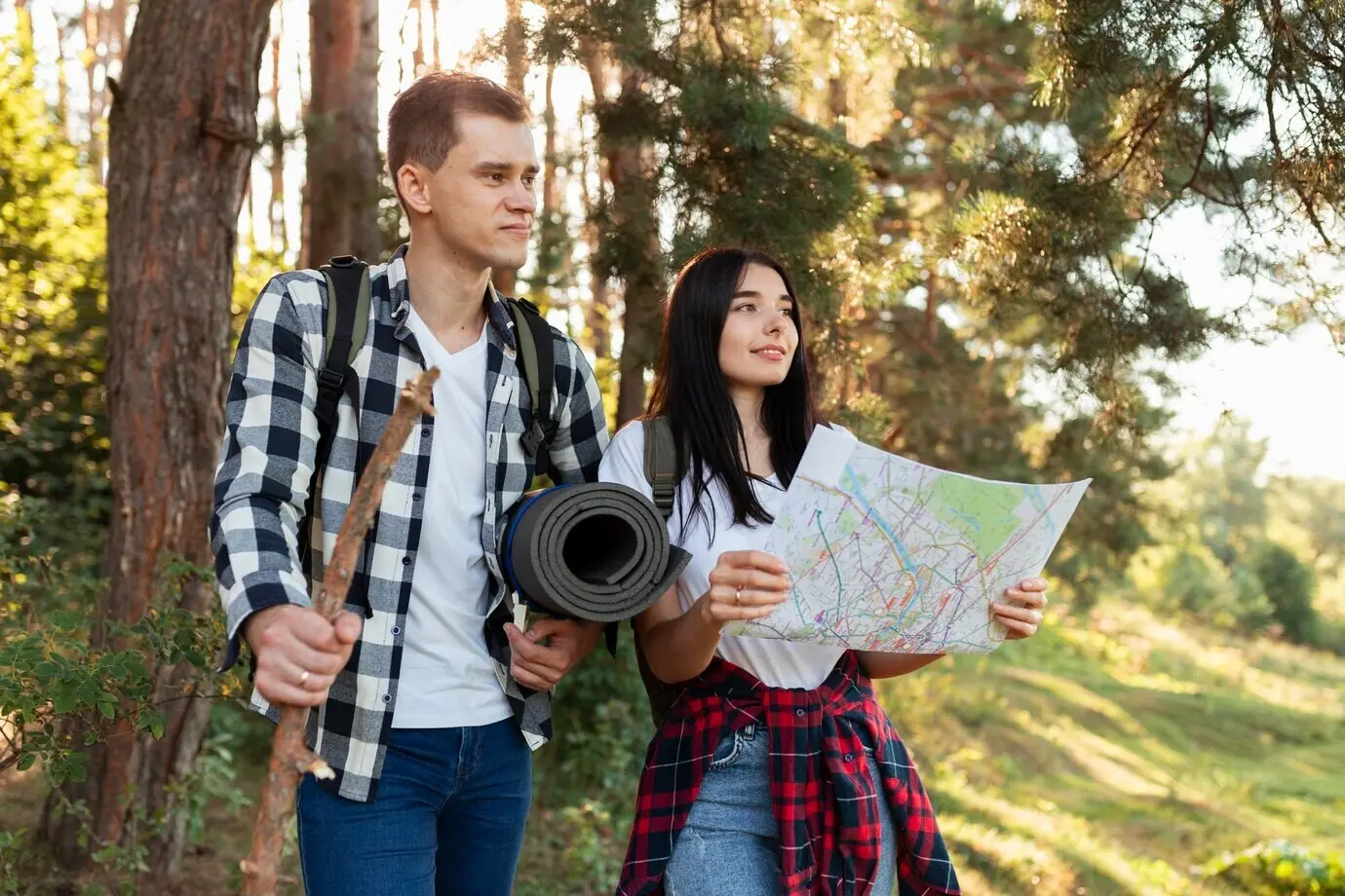 Vorderansicht eines jungen Paares, das gemeinsam reist